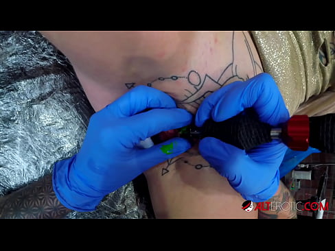 ❤️ Ekstreme tatuita varmulo Sully Savage ricevis tatuon sur sia klitoro ️❌ Seksofilmeto ĉe ni ☑